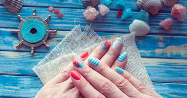 Nostalgia do verão dos anos 90 – unhas em tons pastéis que vão te levar de volta no tempo