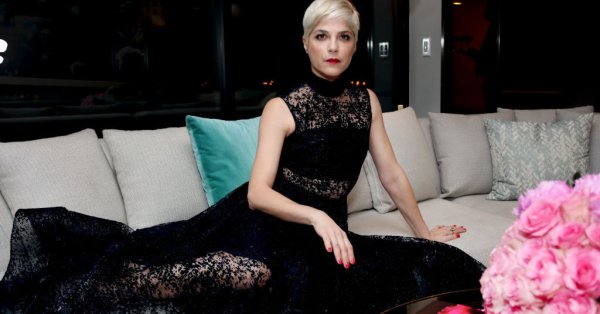 Bem a tempo para o Dia dos Namorados – Selma Blair celebra o amor