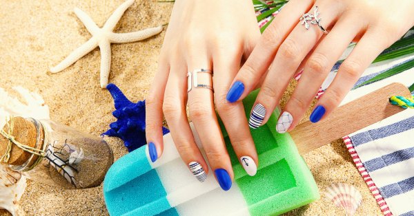 Manicure para a praia – as unhas na cor azul são frescas e elegantes