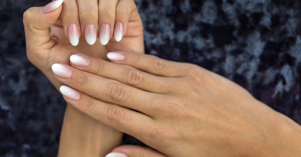 Manicure de verão – esqueça a unha monocromática chata, experimente essas ideias de ombre