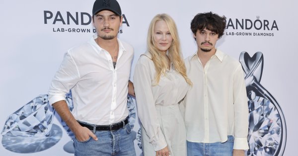 Pamela Anderson e seus filhos juntos em uma sessão de fotos glamorosa