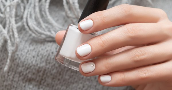 Manicure minimalista para o verão – a cor branca é símbolo de um novo começo