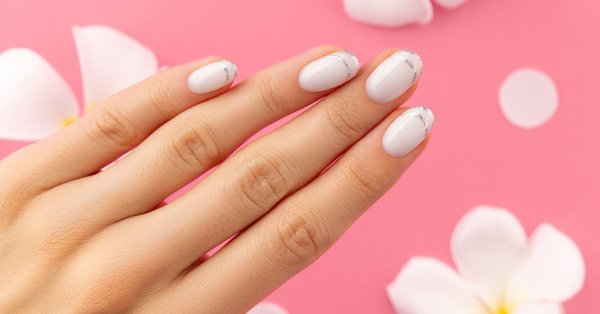 7 ideias duplas de manicure francesa para um toque moderno em um design clássico