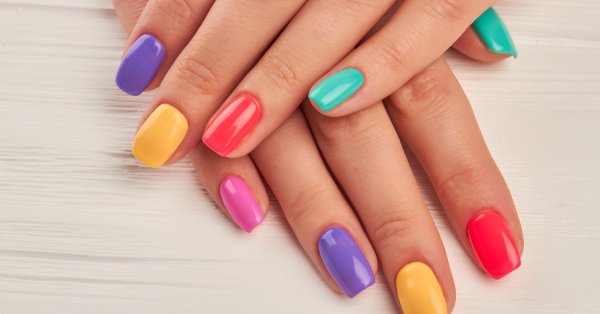 Ideias de manicure multicoloridas para um verão ainda mais feliz