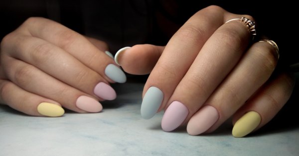 Manicure fosca – ideias lindas e coloridas para o final do verão